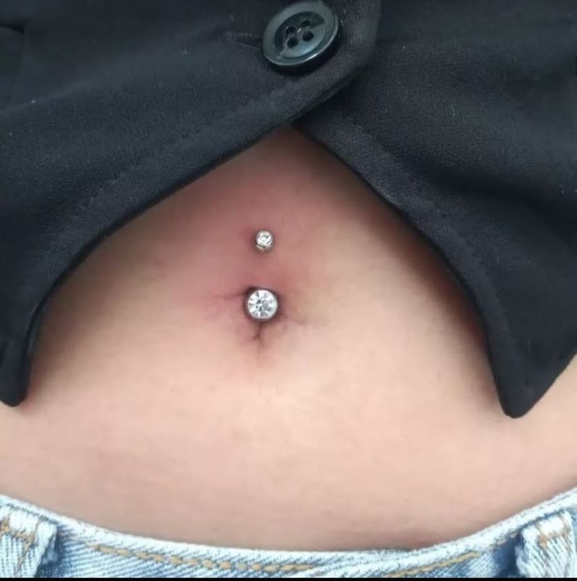 Piercing de Orelha com Detalhes Dourados